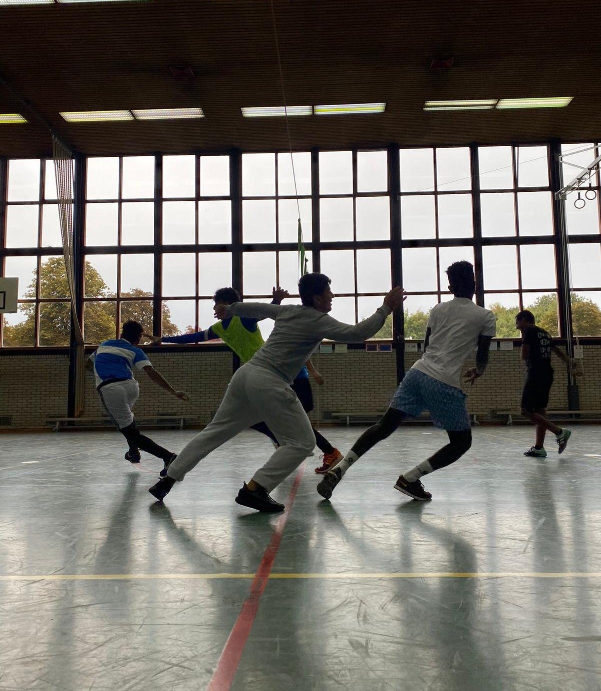 Jongeren tijdens een sportactiviteit in een gymzaal